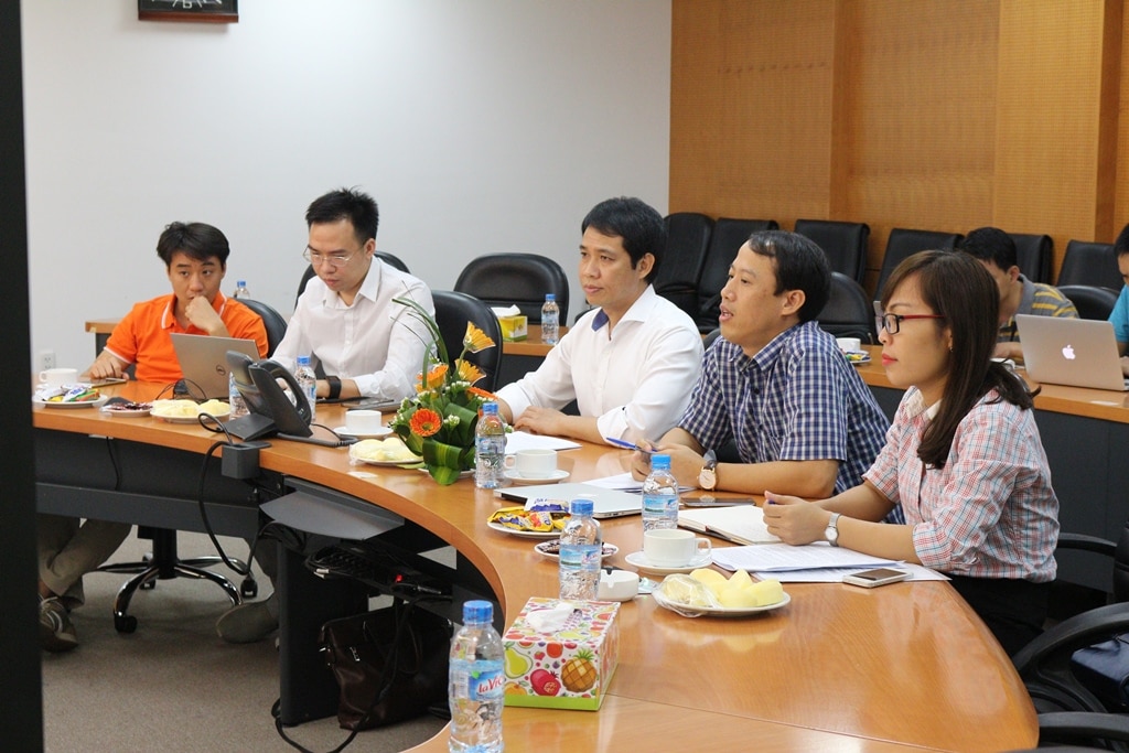 Ông Trần Minh Tân (giữa) - Giám đốc Trung tâm Internet Việt Nam, Phó Trưởng Ban công tác thúc đẩy phát triển IPv6 tại Việt Nam.